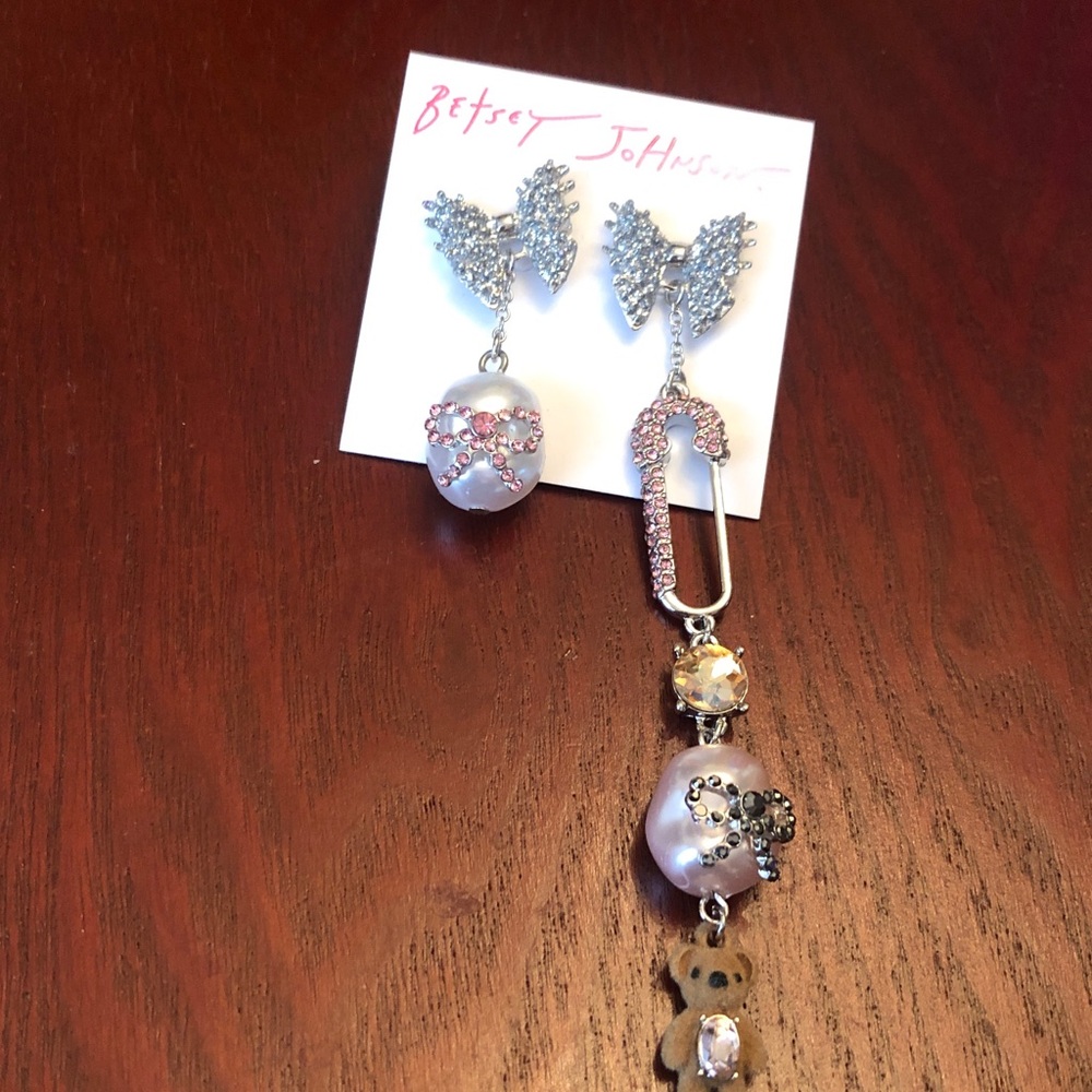 Betsey Johnson Silver Tone Bow Pearl & Safety Pin Mismatch Drop Earrings NWT